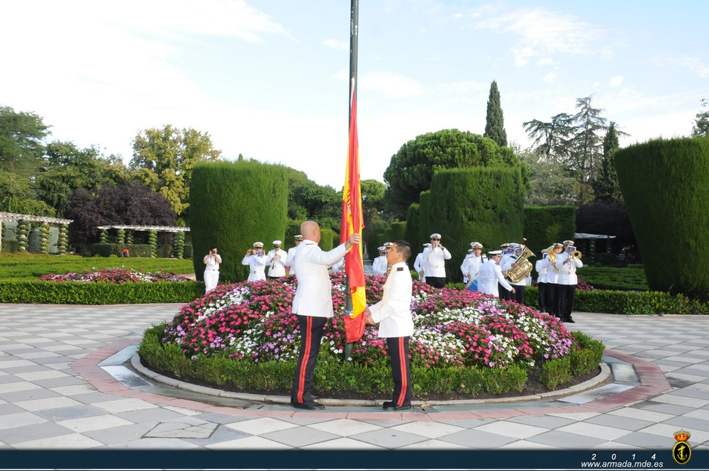 Acto de izado de bandera en el parque El Retiro